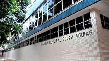 Aluno parte para cima de professor com faca e é contido por colegas
